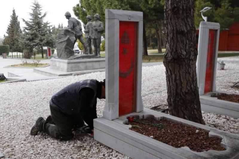 Şehitliklerde Çanakkale Deniz Zaferi'nin 106'ncı Yılı Hazırlığı