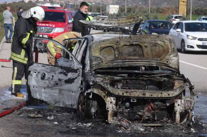 Çanakkale'de Seyir Halindeki Otomobil Yandı