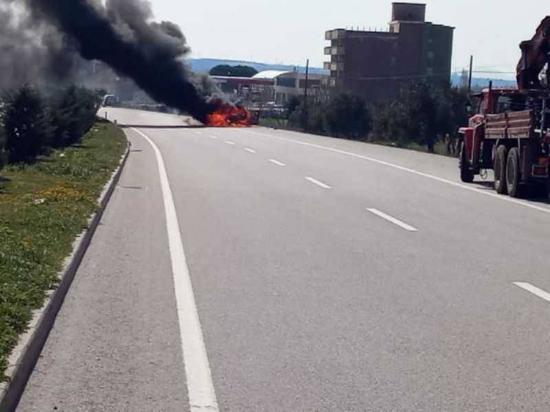 Çanakkale'de Seyir Halindeki Otomobil Yandı