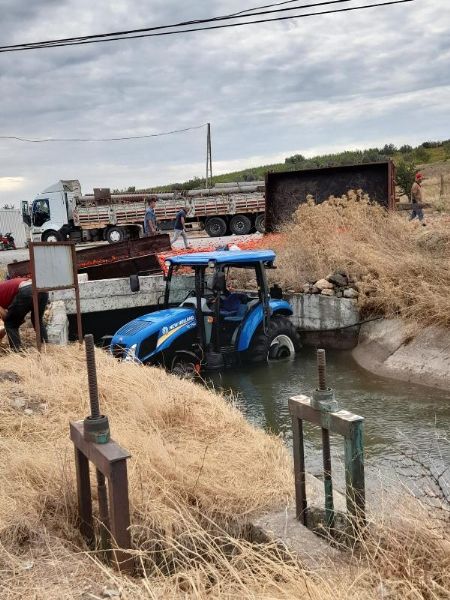 TIR'ın Çarptığı Traktör Su Kanalına Uçtu: 2’si Ağır 5 Yaralı