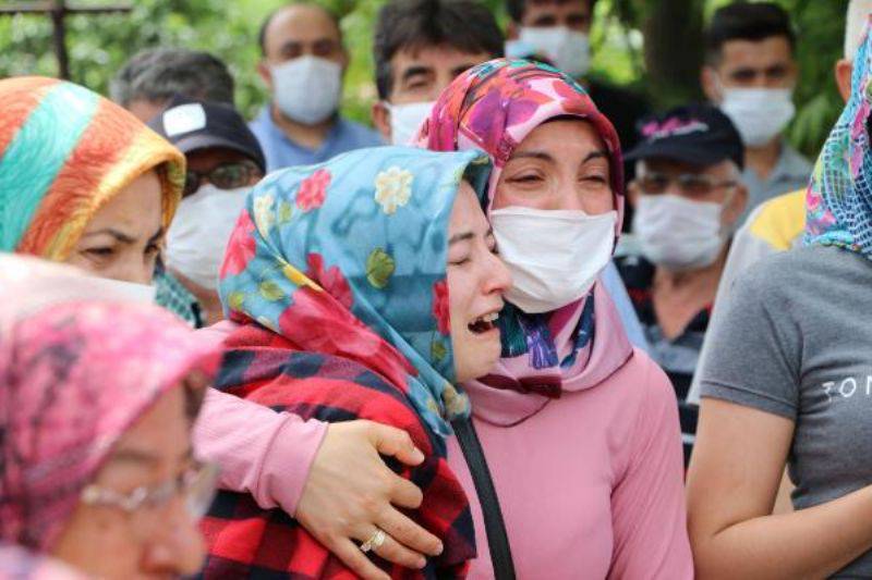 Kocasının, Kızının Gözü Önünde Öldürdüğü Kadın Gözyaşlarıyla Toprağa Verildi