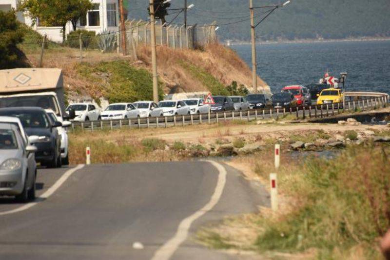 Çanakkale’de Tatilcilerin Feribot Kuyruğu