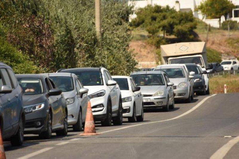 Çanakkale’de Tatilcilerin Feribot Kuyruğu