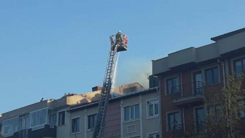 Çanakkale'de Ot Yangını Binaya Sıçradı 