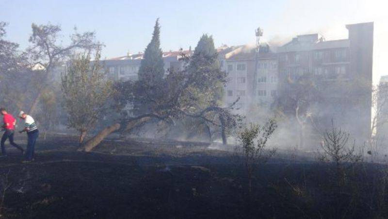 Çanakkale'de Ot Yangını Binaya Sıçradı 