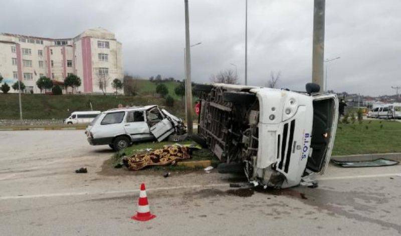 Biga’da Servis Minibüsü İle Otomobil Çarpıştı: 1 Ölü, 4 Yaralı