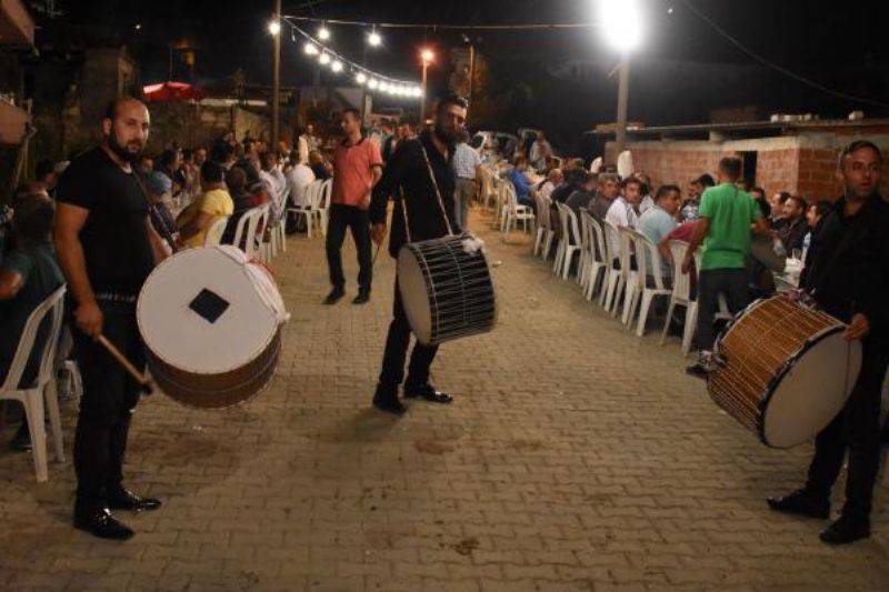 Davul Çalarken Kendinden Geçiyor