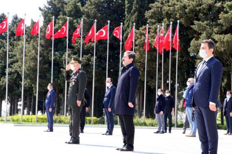 Çanakkale Kara Savaşları'nın 105'inci Yılında Şehitler Anıldı