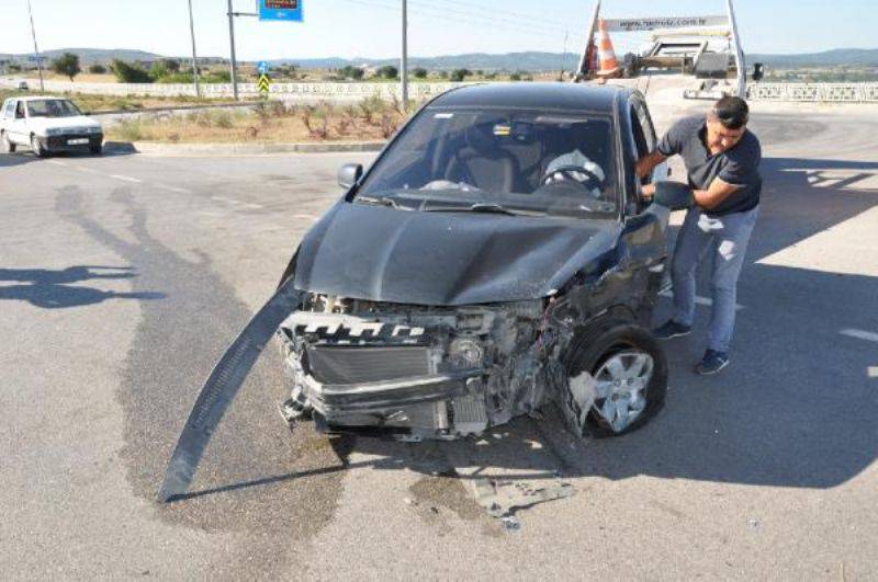 Çanakkale'de İki Otomobil Çarpıştı: 8 Yaralı