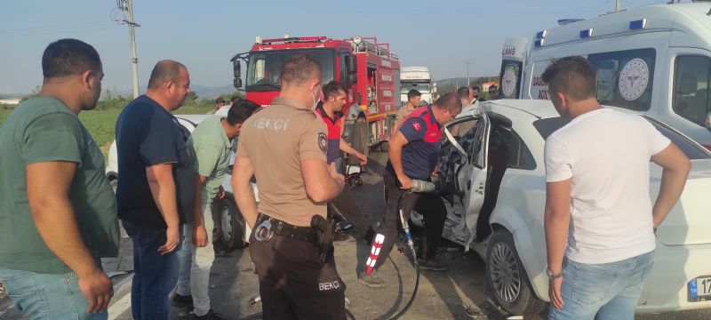 Kaza Yaptığı Otomobilde Sıkışan Kadın Sürücüyü İtfaiye Çıkardı: 3 Yaralı