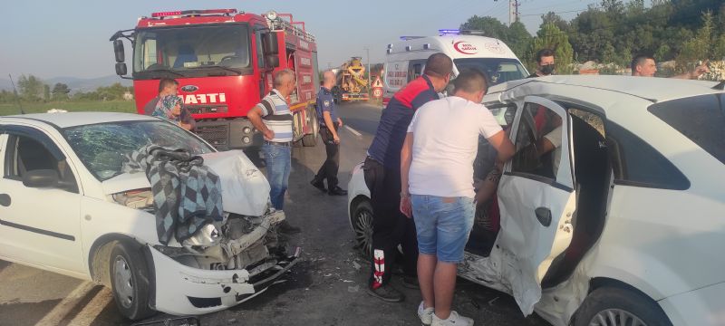 Kaza Yaptığı Otomobilde Sıkışan Kadın Sürücüyü İtfaiye Çıkardı: 3 Yaralı