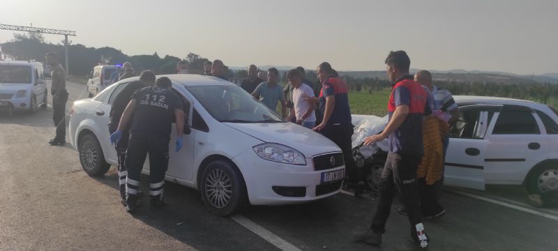 Kaza Yaptığı Otomobilde Sıkışan Kadın Sürücüyü İtfaiye Çıkardı: 3 Yaralı