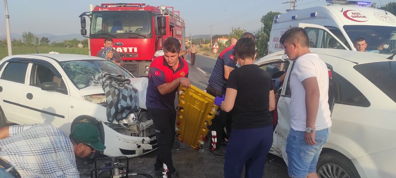 Kaza Yaptığı Otomobilde Sıkışan Kadın Sürücüyü İtfaiye Çıkardı: 3 Yaralı