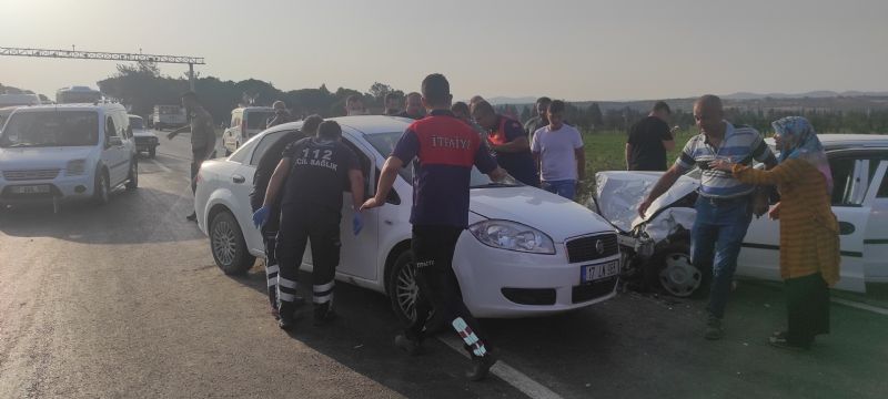 Kaza Yaptığı Otomobilde Sıkışan Kadın Sürücüyü İtfaiye Çıkardı: 3 Yaralı