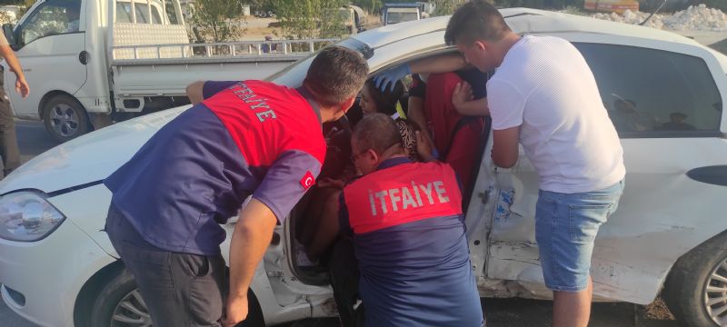 Kaza Yaptığı Otomobilde Sıkışan Kadın Sürücüyü İtfaiye Çıkardı: 3 Yaralı