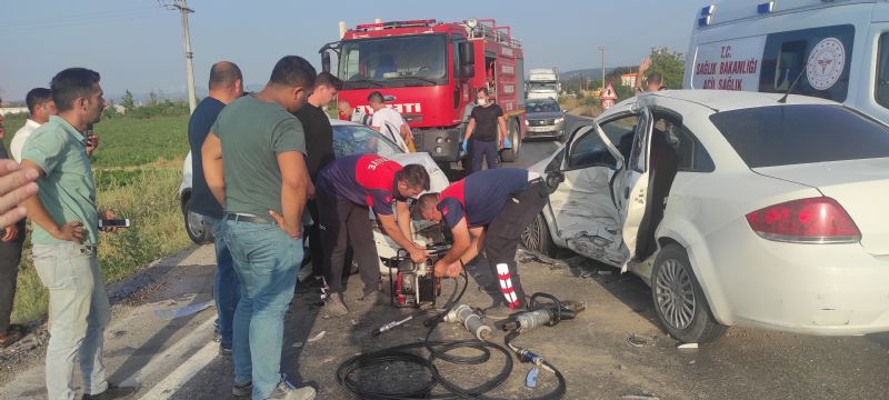 Kaza Yaptığı Otomobilde Sıkışan Kadın Sürücüyü İtfaiye Çıkardı: 3 Yaralı