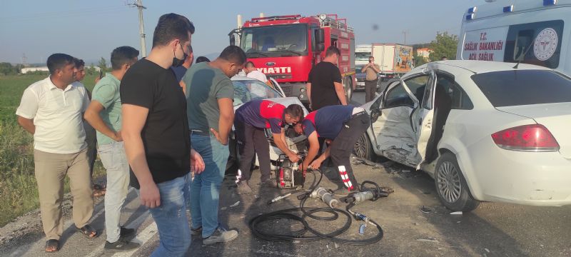 Kaza Yaptığı Otomobilde Sıkışan Kadın Sürücüyü İtfaiye Çıkardı: 3 Yaralı