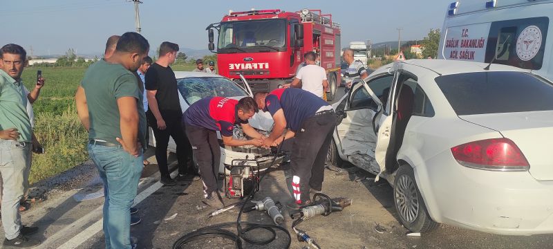 Kaza Yaptığı Otomobilde Sıkışan Kadın Sürücüyü İtfaiye Çıkardı: 3 Yaralı