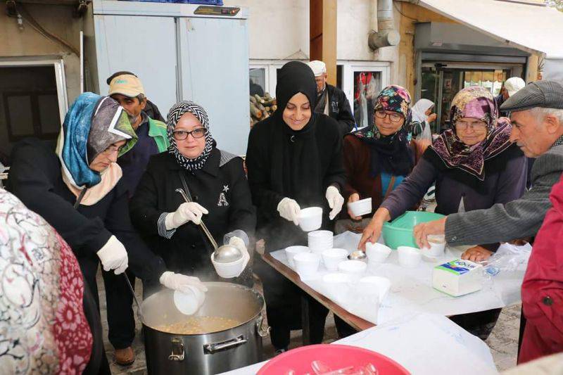 AK Partili Kadınlar Aşure Dağıttı