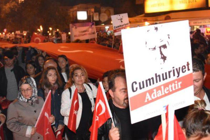 Cumhuriyet Coşkusu Fener Alayı'nda Yaşandı