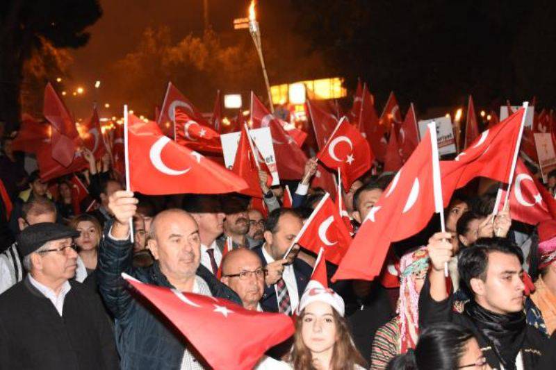 Cumhuriyet Coşkusu Fener Alayı'nda Yaşandı