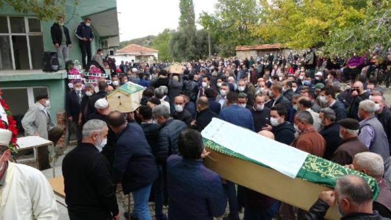 İzmir Depreminde Hayatını Kaybeden Hala ve Yeğenleri Çanakkale’de Son Yolculuklarına Uğurlandı