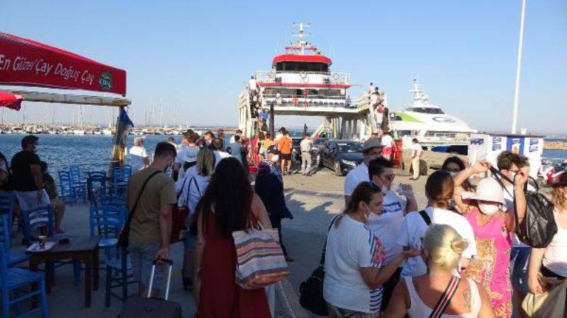 Bozcaada Bayram Tatilinde Dolup Taştı