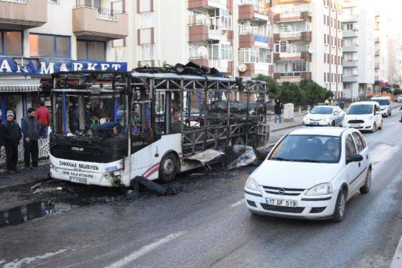 Çanakkale'de Halk Otobüsü Alev Alev Yandı