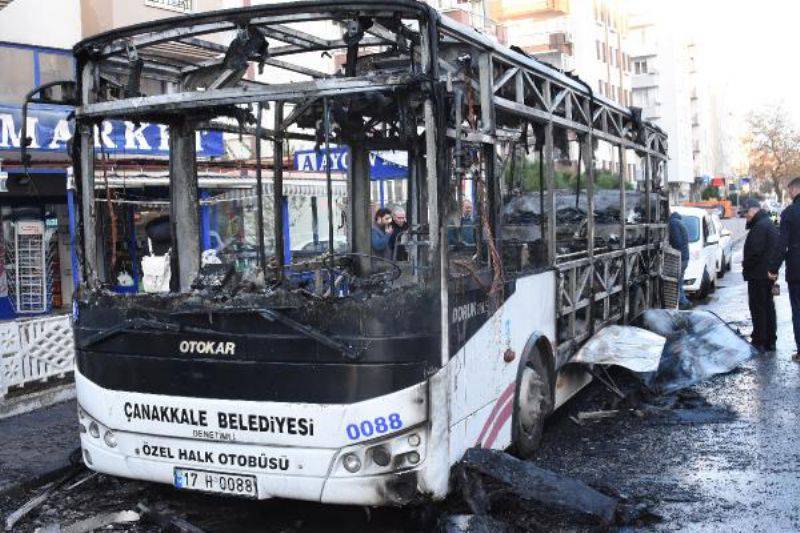 Çanakkale'de Halk Otobüsü Alev Alev Yandı