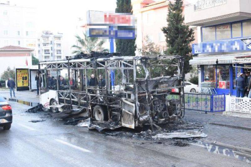 Çanakkale'de Halk Otobüsü Alev Alev Yandı