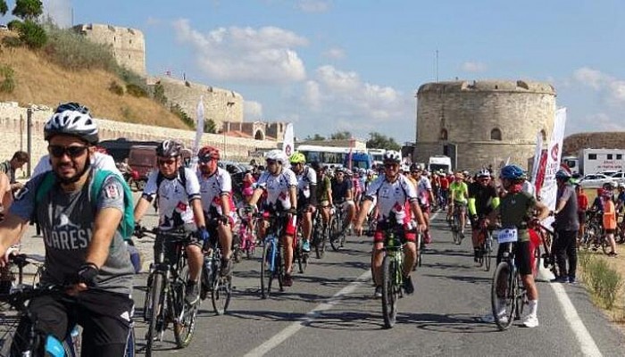 Bisikletçilerden 'Şehitlere Saygı Sürüşü'