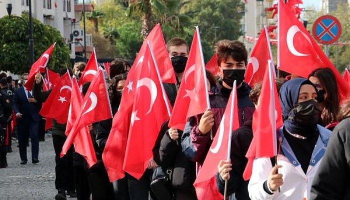 Çanakkale'de 29 Ekim Coşkusu; Römorkörlerle Gösteri İlgi Çekti