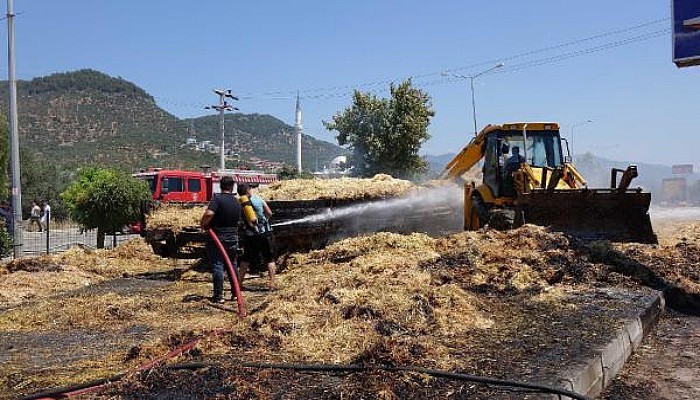 Yangın Çıkan TIR'da Yüklü 20 Ton Saman Kullanılamaz Hale Geldi