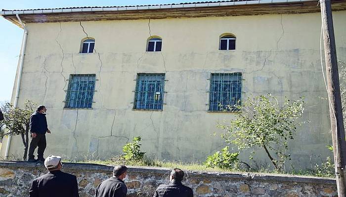 Depremde Hasar Gören Cami İbadete Kapatıldı