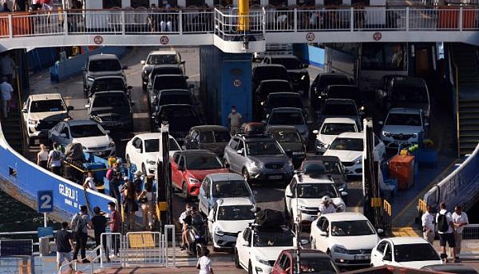 Çanakkale'de Feribot Yoğunluğu