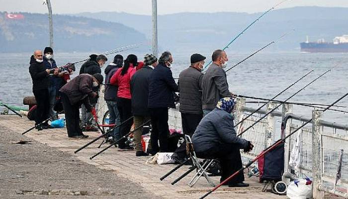 Çanakkale'de Kısıtlama Sonrası İskele, Balık Tutanlarla Doldu