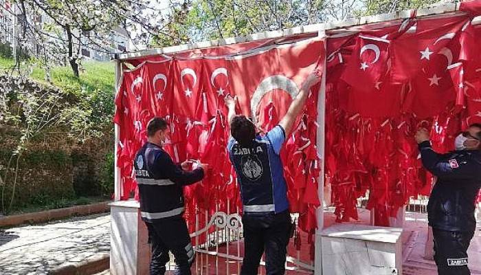 'Bayraklı Baba' Türbesi’nin Fırtına Nedeniyle Kopan Bayrakları Yeniden Asıldı