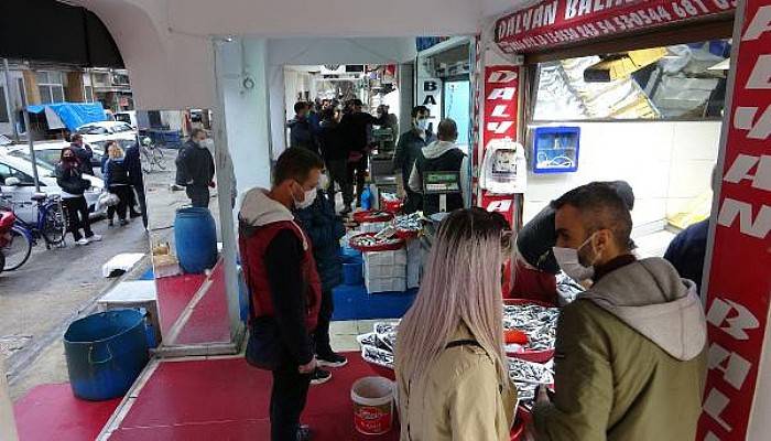 Çanakkale'de Vatandaşlar Yılbaşı Öncesi Balık Haline Akın Etti