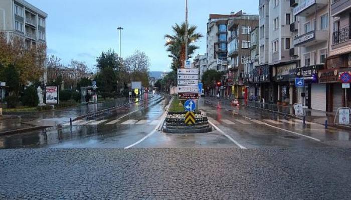 Çanakkale'de Cadde ve Meydanlar Boş Kaldı